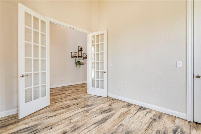 Building Photo - 709 Kingston Pl