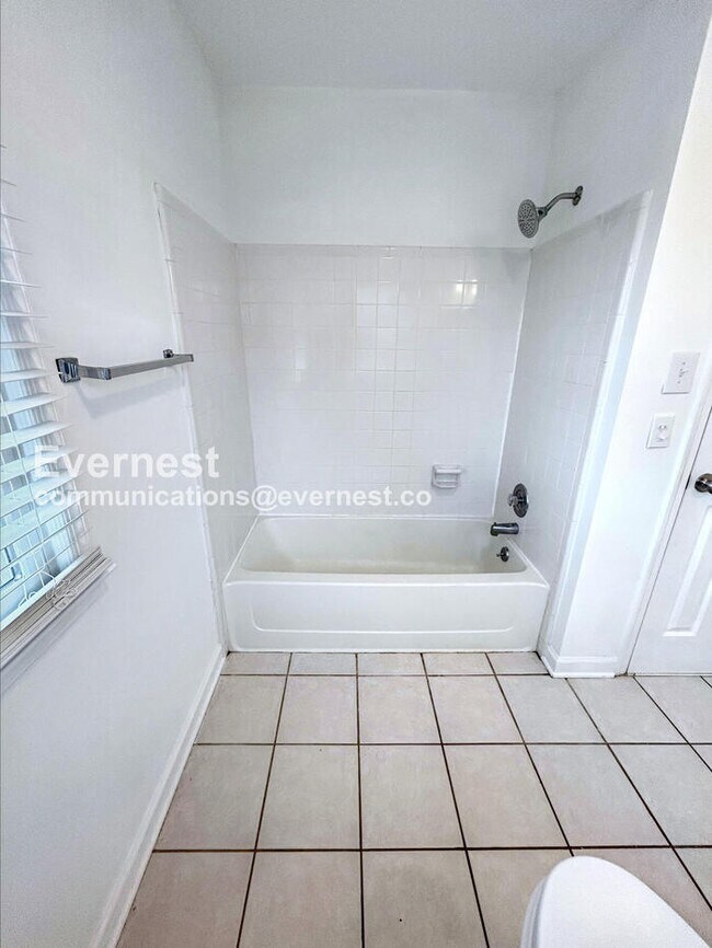 Building Photo - 3501 Shaker Dr