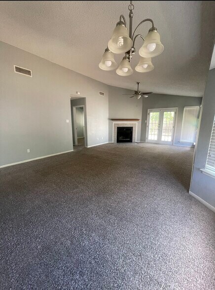 Building Photo - 3213 Honeysuckle Dr