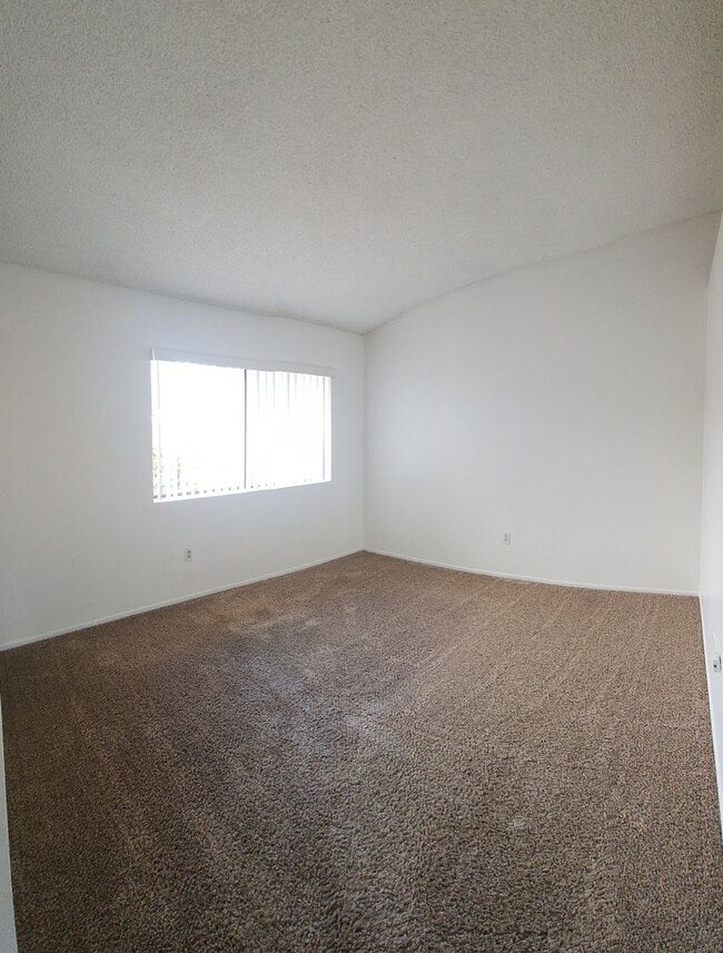 Building Photo - West End Ventura 3 bedroom townhome with attached garage and spacious yard