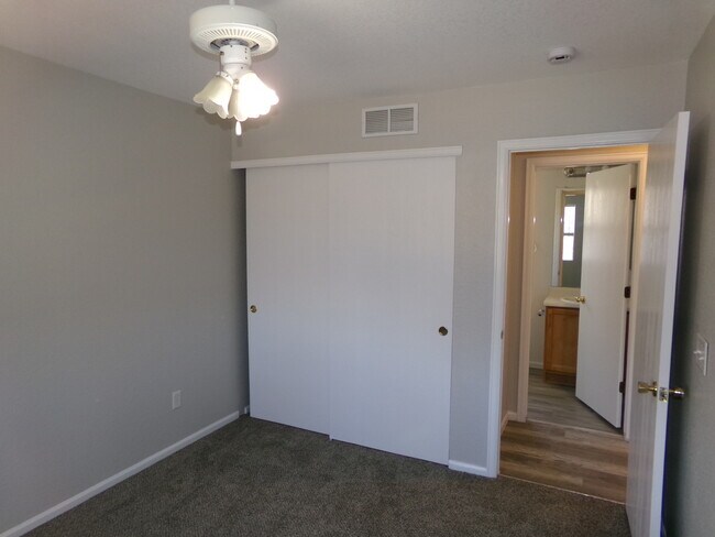 Building Photo - 3520 Warren Farm Ct