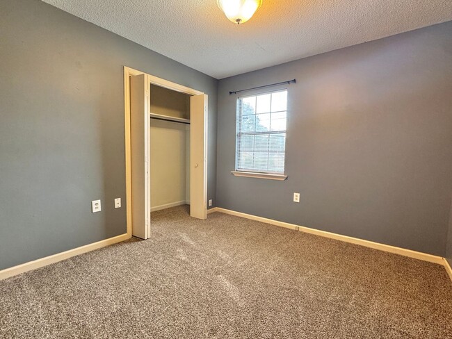 Building Photo - MOVE-IN READY!  [PET FRIENDLY]