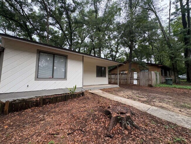 Building Photo - Recently Remodeled 2 Bedroom 1 Bathroom Duplex!