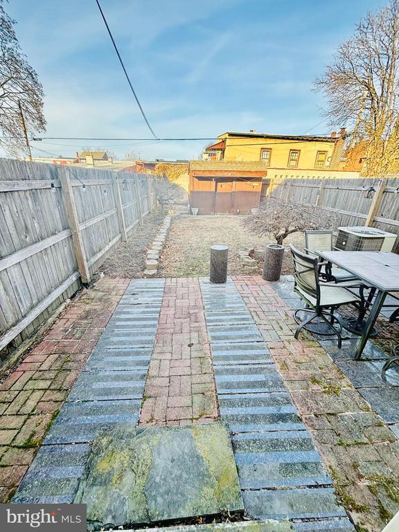 Building Photo - 243 Hall St