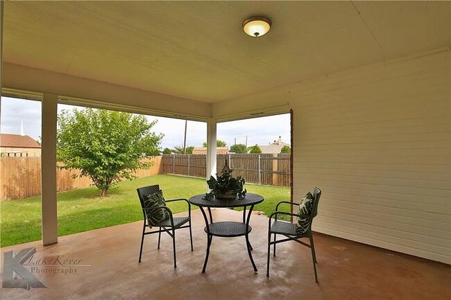 Building Photo - Cute 3-bedroom, 2-bath home