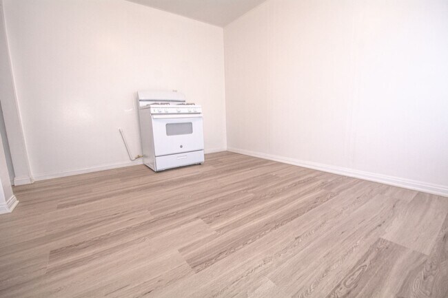Building Photo - 306 N Azusa Ave