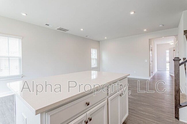 Building Photo - 127 Roseridge Dr