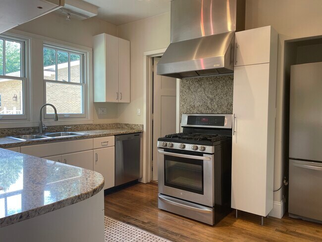 Building Photo - 1662 Wealthy St SE