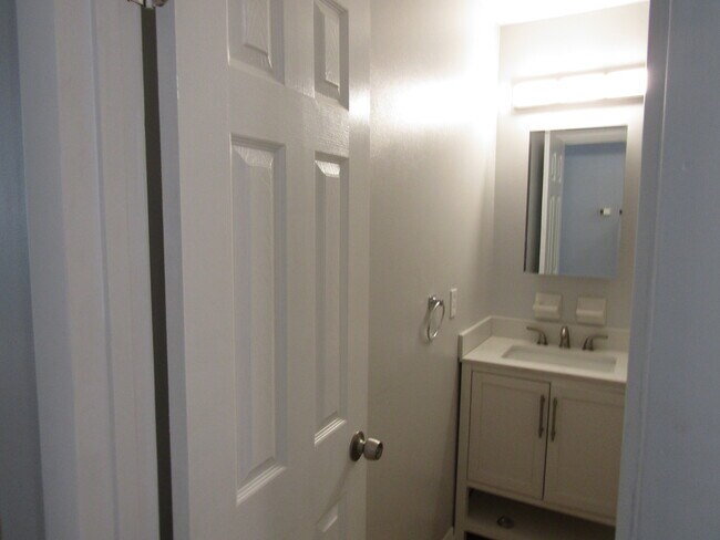 Building Photo - 1920 Travelers Palm Dr