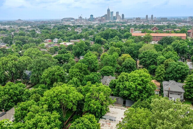 Building Photo - 590 Woodruff Pl W Dr