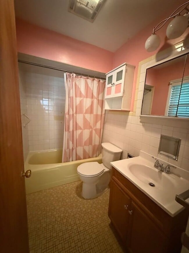 Building Photo - 2125 Brentwood Dr
