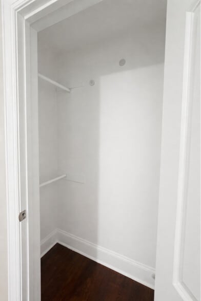 Building Photo - 1976 Lynnwood Dr