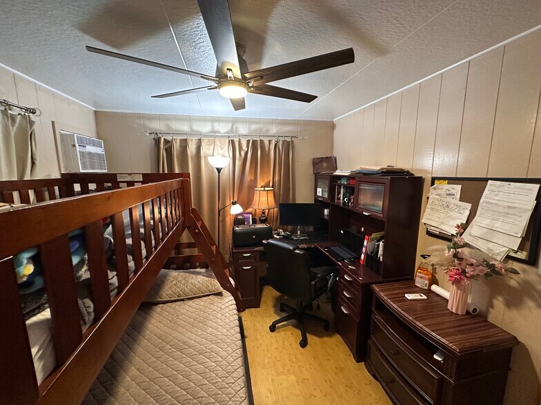 Building Photo - 2668 Kalihi St