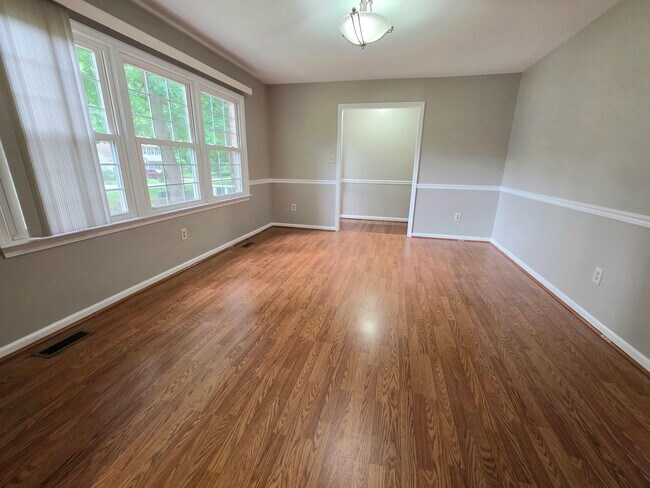 Building Photo - Cute Ranch in Yorktown Ready For New Tenants!