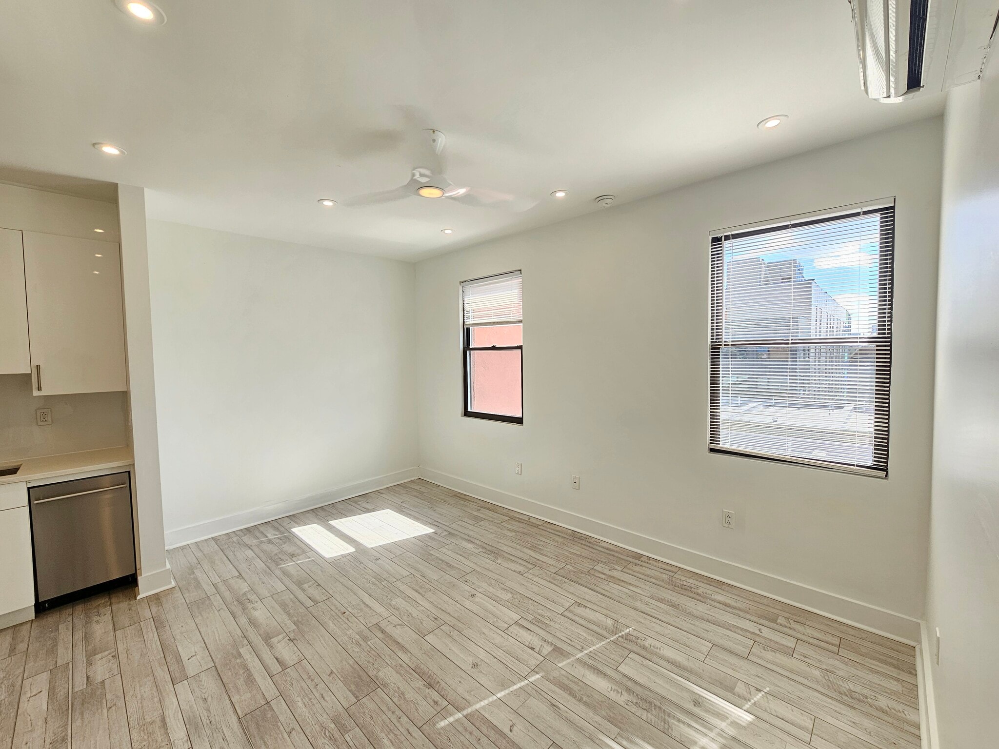 Building Photo - 1169 Hope St