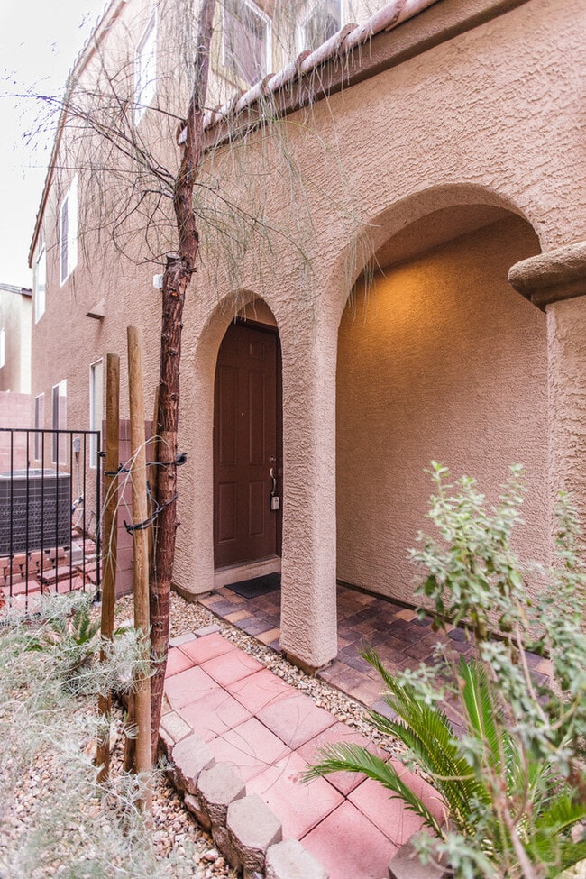 Building Photo - Beautiful Mountain's Edge Community