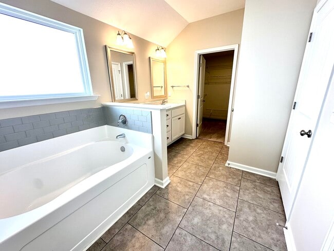 Building Photo - 822 Goodale Dr