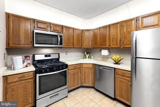 Building Photo - 14 Cheverny Ct