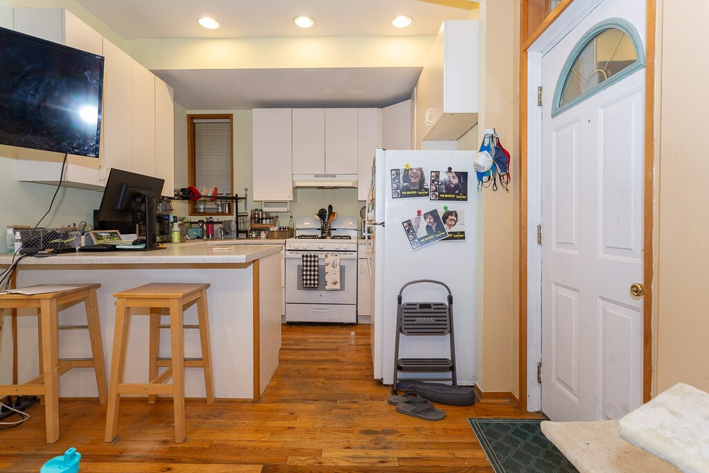 Building Photo - 1305 N Greenview Ave