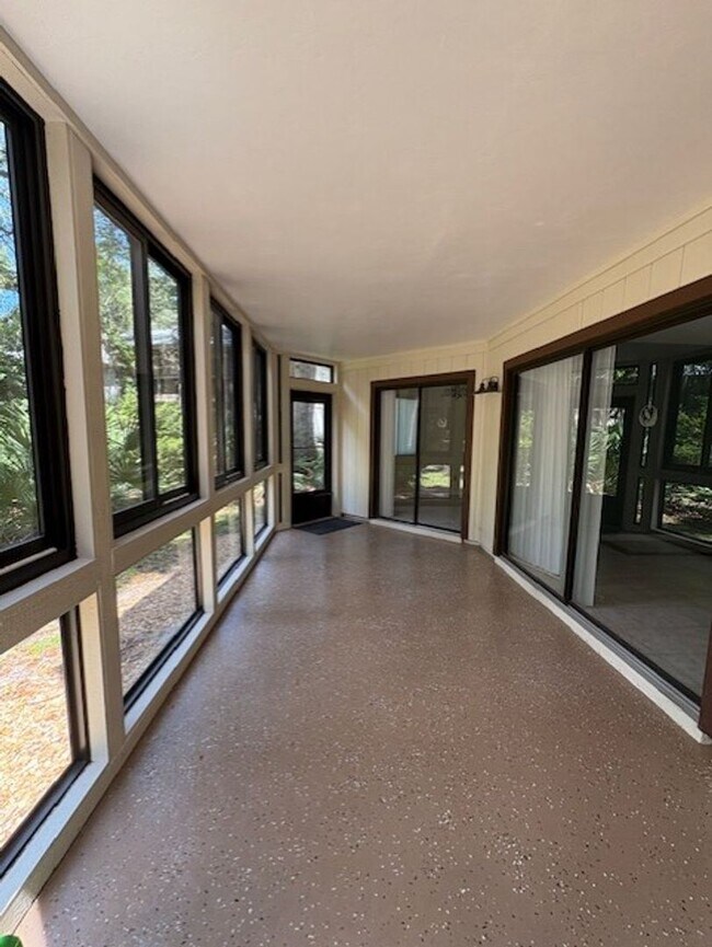 Building Photo - Quiet 3 bedroom, 2 bath home located in th...