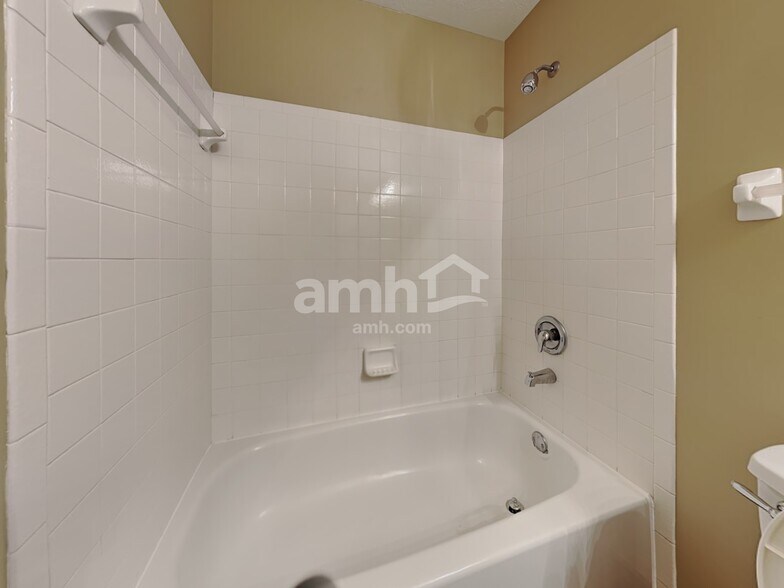 Building Photo - 333 Greenwood Ln