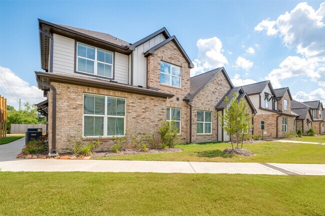 Building Photo - 215 Pk Pl Cir