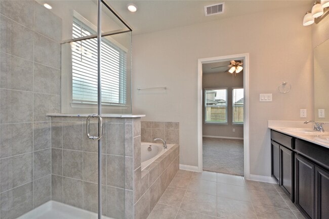 Building Photo - 1015 Modesto Dr