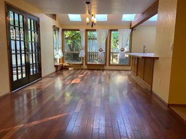 Building Photo - 823 SW Castilian Dr