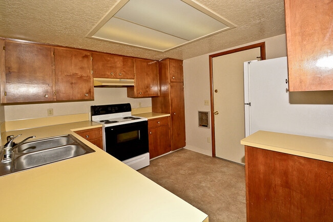 Building Photo - 2 bedroom 1.5 bath with a carport & backyard