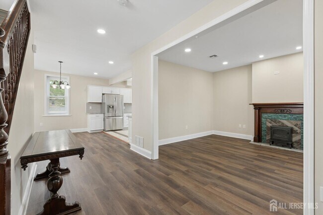 Building Photo - 327 Main St