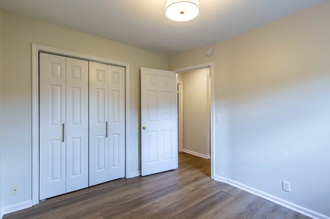 Building Photo - Charming Cul-de-Sac Home with Porch Swing & Wooded Views – 15 Mins from Nashville!