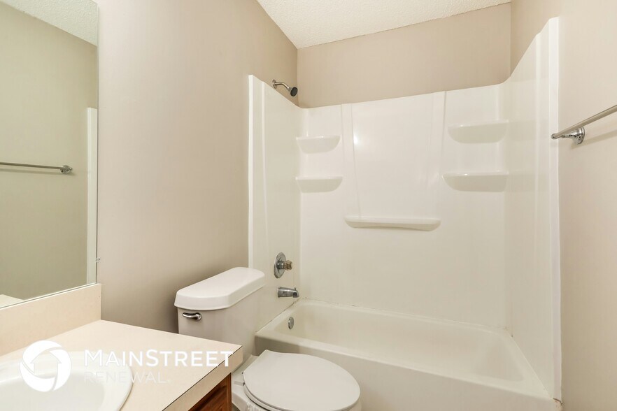 Building Photo - 1597 Twin Oak Dr W