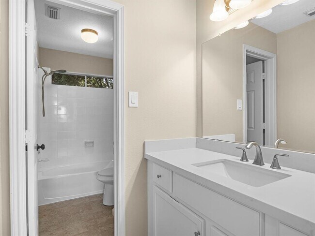 Building Photo - 9707 Green Valley Ln