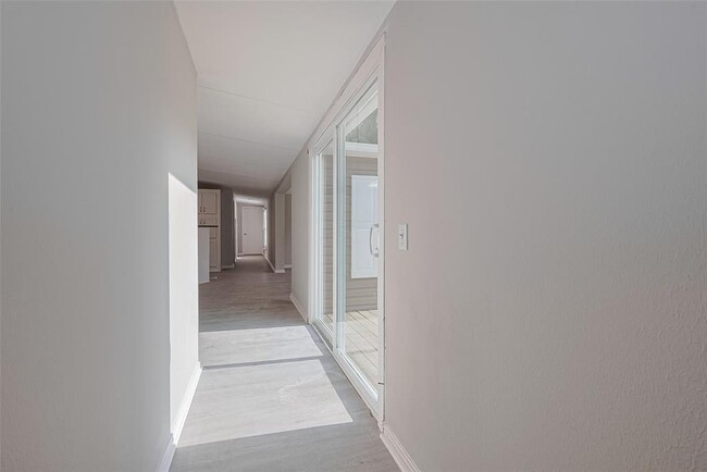 Building Photo - 8856 Greenwood Dr