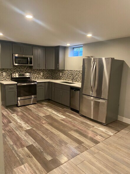 Kitchen: stainless steel appliances, electric range, dishwasher, garbage disposal - 3901 N Kiska St