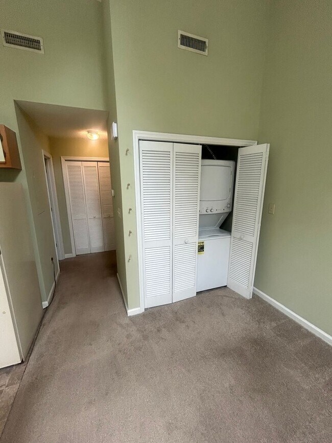Building Photo - 924 Fairwood Lks Dr