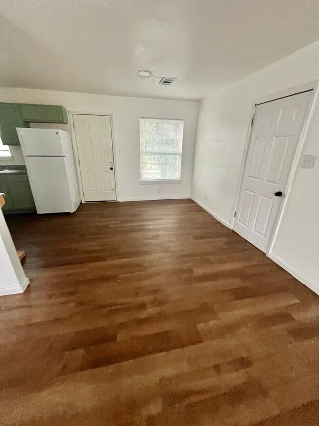 Building Photo - 3bed 1 bath / NOW AVAILABLE!