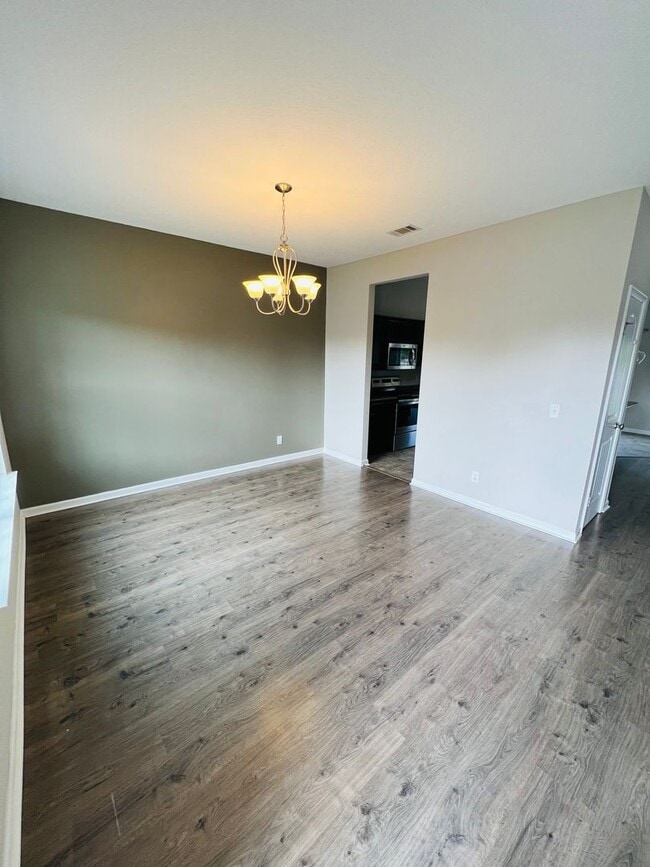 Building Photo - AVAILABLE NOW!