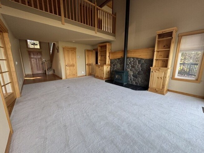 Building Photo - West Side location with amazing mountain views