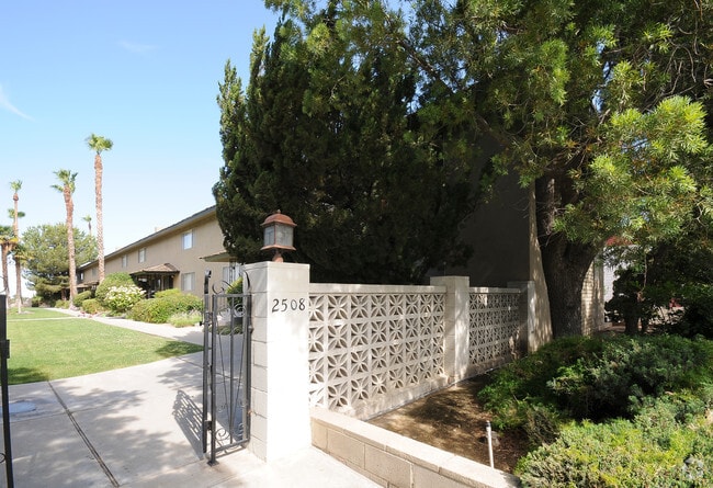 Building Photo - Country Club Town Homes