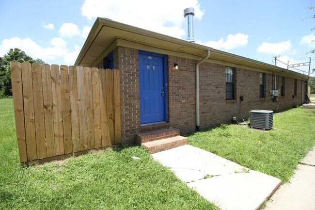 Building Photo - Updated 2BD/2BA Apartment in North Pensaco...