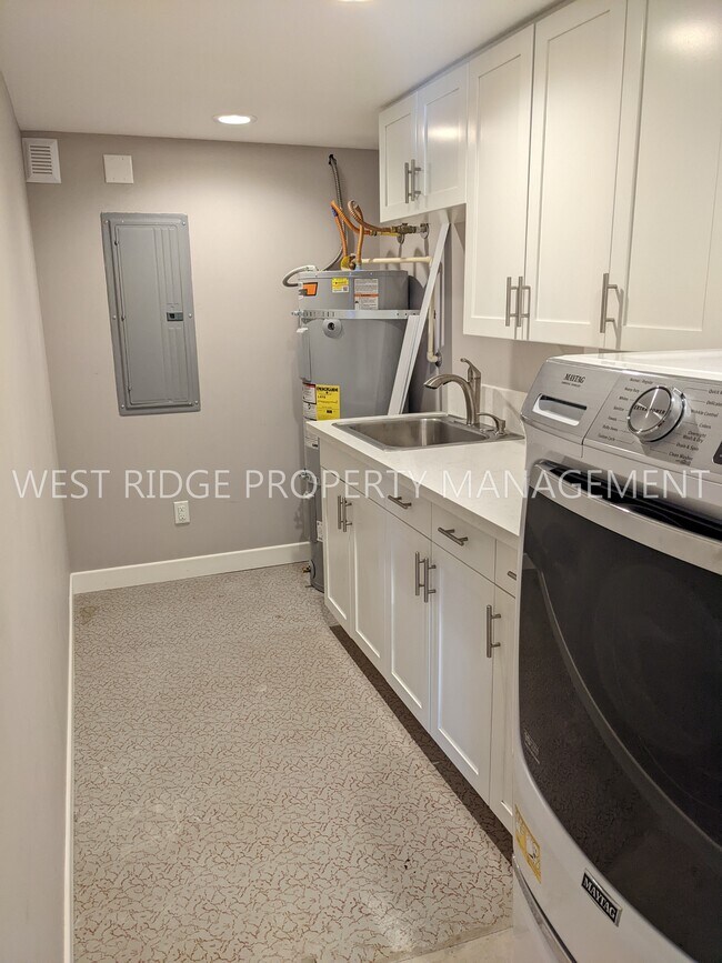 Building Photo - 4625 SW Pendleton St