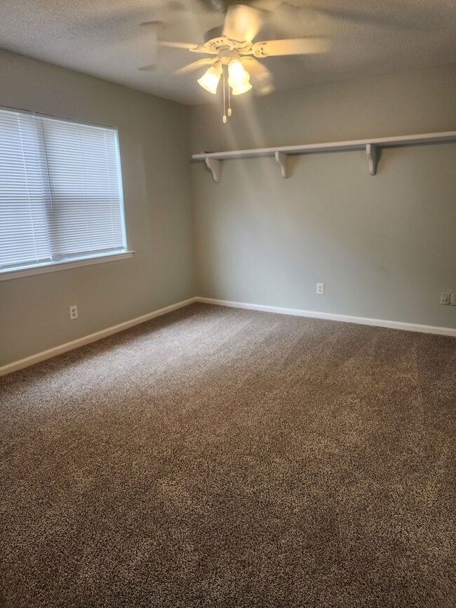 Building Photo - 2bd/2ba Townhome in Georgetown with walk i...