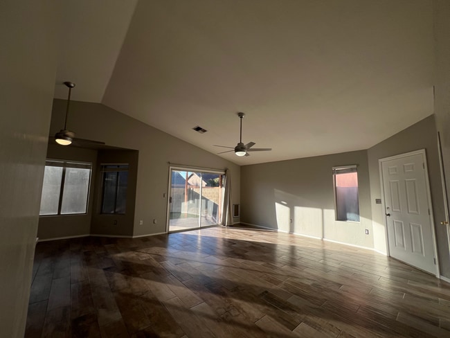 Building Photo - 910 N Swan Dr