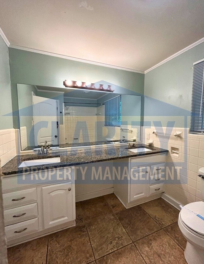 Building Photo - Three bedroom home in Downtown Cleveland!