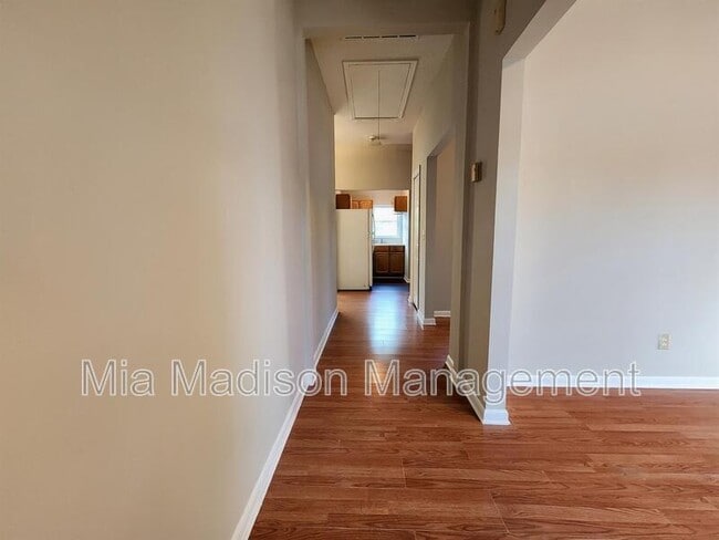 Building Photo - 620 W Anderson Ln