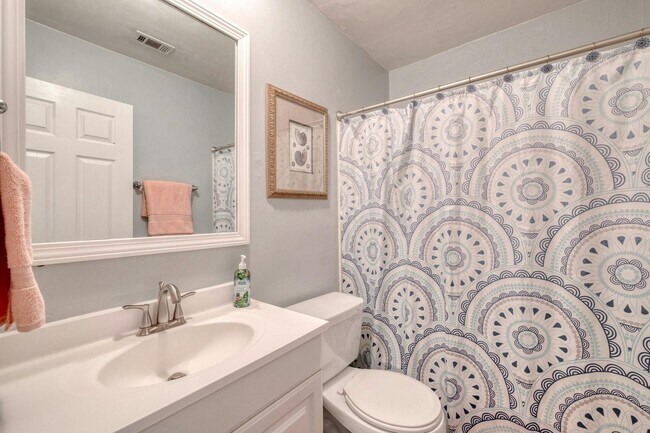 Building Photo - Cozy 2-Bedroom Duplex in Prime North Austi...
