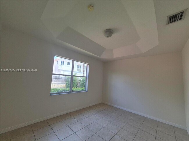 Building Photo - 5033 SW 134th Ave
