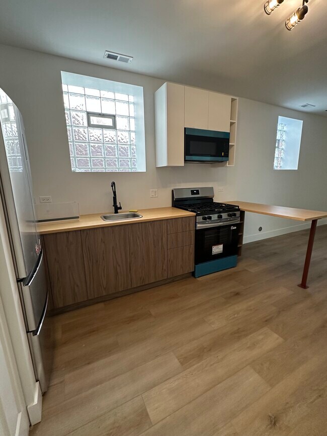 Building Photo - Tomas