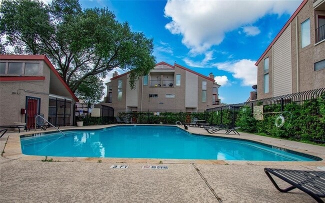 Building Photo - 10855 Meadowglen Ln